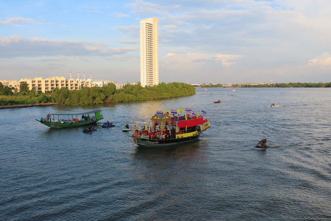 สืบสานประเพณีวัฒนธรรมขบวนแห่องค์หลวงพ่อพุทธโสธรจำลองทางน้ำ